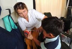 Vrijwilligerswerk in Bolivia:Tijdens deze geneeskunde groepsreis voor jongeren kun je helpen bij het doen van basis medische check ups. Tijdens deze geneeskunde groepsreis voor jongeren kun je helpen bij het doen van basis medische check ups.