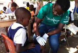Vrijwilligerswerk in Ghana:Help tijdens de geneeskunde groepsreis voor jongeren naar Ghana bij het verzorgen van wondjes van lokale kinderen. Help tijdens de geneeskunde groepsreis voor jongeren naar Ghana bij het verzorgen van wondjes van lokale kinderen.