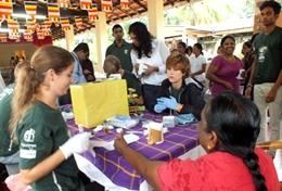 Vrijwilligerswerk in Sri Lanka:Een vrijwilliger doet tijdens de geneeskunde groepsreis voor jongeren ervaring op tijdens een medical outreach. Een vrijwilliger doet tijdens de geneeskunde groepsreis voor jongeren ervaring op tijdens een medical outreach.