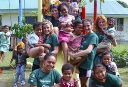 Sociale zorg Jongerenreizen:Vrijwilligers doen sociaalwerk met kinderen in een kleuterschool tijdens deze groepsreis voor jongeren naar Fiji. Vrijwilligers doen sociaalwerk met kinderen in een kleuterschool tijdens deze groepsreis voor jongeren naar Fiji.