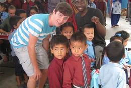 Sociale zorg Jongerenreizen:Tijdens de jongerenreis naar Nepal doe je vrijwilligerswerk in dagopvangcentra en organiseer je activiteiten voor kinderen. Tijdens de jongerenreis naar Nepal doe je vrijwilligerswerk in dagopvangcentra en organiseer je activiteiten voor kinderen.