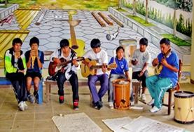 Vrijwilligerswerk in Bolivia:Als vrijwilliger geef je muzieklessen en therapie sessies om deze jongeren in Bolivia meer zelfvertrouwen te geven. Als vrijwilliger geef je muzieklessen en therapie sessies om deze jongeren in Bolivia meer zelfvertrouwen te geven.