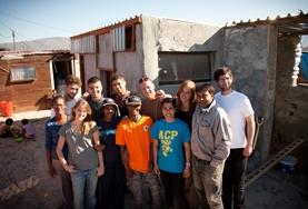 Vrijwilligerswerk in Zuid-Afrika:Een groep vrijwilligers van het community township project poseert voor een foto na een dag hard werken. Een groep vrijwilligers van het community township project poseert voor een foto na een dag hard werken.