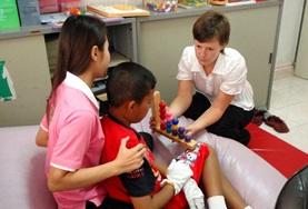 Gezondheidszorg vrijwilligerswerk in het buitenland:Een vrijwilliger op het ergotherapie project doet ervaring op in het buitenland. Een vrijwilliger op het ergotherapie project doet ervaring op in het buitenland.