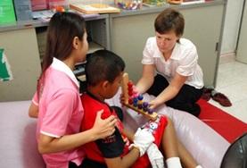 Vrijwilligerswerk in Cambodja:Als ergotherapie vrijwilliger in Cambodja help je onder andere lokale kinderen bij hun behandeling. Als ergotherapie vrijwilliger in Cambodja help je onder andere lokale kinderen bij hun behandeling.