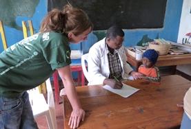 Vrijwilligerswerk en stage in Tanzania:Een vrijwilliger kijkt mee met een lokale ergotherapeut in Tanzania. Een vrijwilliger kijkt mee met een lokale ergotherapeut in Tanzania.