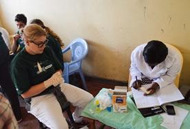 Vrijwilligerswerk in Kenia:Werk samen met professionele apothekers tijdens een farmacie vrijwilligerswerk project in Kenia. Werk samen met professionele apothekers tijdens een farmacie vrijwilligerswerk project in Kenia.