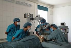 Gezondheidszorg vrijwilligerswerk in het buitenland:Geneeskunde vrijwilligers leren van medische professionals tijdens hun project in het buitenland. Geneeskunde vrijwilligers leren van medische professionals tijdens hun project in het buitenland.