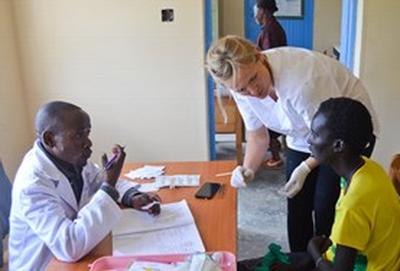 Vrijwilligerswerk in Kenia:Als geneeskunde vrijwilliger in Kenia kun je meekijken met lokale artsen tijdens medical outreaches. Als geneeskunde vrijwilliger in Kenia kun je meekijken met lokale artsen tijdens medical outreaches.