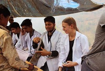 Geneeskunde vrijwilligerswerk in het buitenland:Als je geneeskunde vrijwilligerswerk in Nepal doet kun je meekijken met lokale artsen. Als je geneeskunde vrijwilligerswerk in Nepal doet kun je meekijken met lokale artsen.