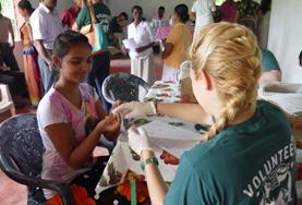 Vrijwilligerswerk in Sri Lanka:Vrijwilligers assisteren bij medical outreaches tijdens het Public Health project in Sri Lanka. Vrijwilligers assisteren bij medical outreaches tijdens het Public Health project in Sri Lanka.