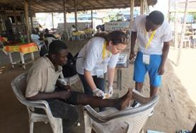Vrijwilligerswerk in Togo:Public Health vrijwilligers assisteren bij het schoonmaken van wondjes tijdens een medical outrach in Togo. Public Health vrijwilligers assisteren bij het schoonmaken van wondjes tijdens een medical outrach in Togo.