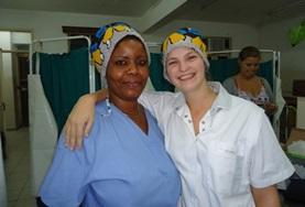 Vrijwilligerswerk en stage in Tanzania:Een vrijwilliger loopt mee met een lokale verpleegkundige en leert meer over de gezondheidszorg in Tanzania. Een vrijwilliger loopt mee met een lokale verpleegkundige en leert meer over de gezondheidszorg in Tanzania.