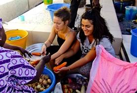 Gezondheidszorg vrijwilligerswerk in het buitenland:Vrijwilligers van een voeding project overleggen met de lokale bevolking over eetpatronen. Vrijwilligers van een voeding project overleggen met de lokale bevolking over eetpatronen.