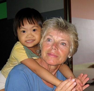 Af en toe een knuffel doet iedereen goed! Ergotherapeut als vrijwilliger in Cambodja