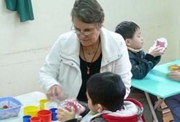 Medisch vrijwilligerswerk met ervaring: projecten voor professionals in de gezondheidszorg:Een ergotherapeut doet vrijwilligerswerk in een dagopvangcentrum in Vietnam. Een ergotherapeut doet vrijwilligerswerk in een dagopvangcentrum in Vietnam.