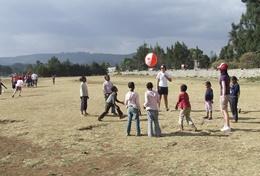 Vrijwilligerswerk in Ethiopië:Als sportleraar geef je gymlessen aan schoolkinderen in Ethiopie. Als sportleraar geef je gymlessen aan schoolkinderen in Ethiopie.