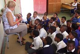 Vrijwilligerswerk in Zuid-Afrika:Een professionele docent doet vrijwilligerswerk op een school in Zuid-Afrika. Een professionele docent doet vrijwilligerswerk op een school in Zuid-Afrika.