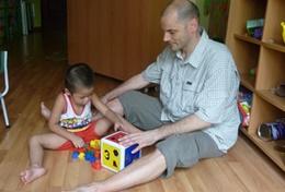Sociaal en maatschappelijk vrijwilligerswerk in het buitenland: projecten voor professionals:Een ervaren psycholoog werkt als vrijwilliger met autistische kinderen in Vietnam. Een ervaren psycholoog werkt als vrijwilliger met autistische kinderen in Vietnam.