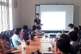 Sociaal en maatschappelijk vrijwilligerswerk in het buitenland: projecten voor professionals:Een ervaren sociaal werker geef vrijwillig een presentatie aan lokale collega's in Vietnam Een ervaren sociaal werker geef vrijwillig een presentatie aan lokale collega's in Vietnam
