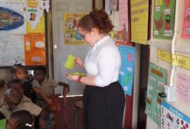 Recht & Mensenrechten projecten in het buitenland:Een vrijwilliger kijkt mee in het Human Rights Office in Jamaica. Een vrijwilliger kijkt mee in het Human Rights Office in Jamaica.