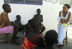 Recht & Mensenrechten projecten in het buitenland:Een vrijwilliger op het mensenrechten project in Togo vertelt kinderen meer over hun rechten. Een vrijwilliger op het mensenrechten project in Togo vertelt kinderen meer over hun rechten.