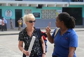 Vrijwilligerswerk in Jamaica:Een vrijwilliger overlegt met een vertegenwoordiger van een lokale organisatie over voorlichting over HIV/Aids. Een vrijwilliger overlegt met een vertegenwoordiger van een lokale organisatie over voorlichting over HIV/Aids.
