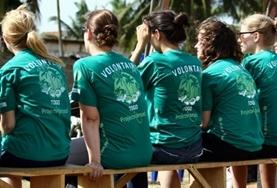 Sociaal vrijwilligerswerk met kinderen in het buitenland:Vrijwilligers op het HIV/Aids project kijken mee met een lokale NGO in Togo. Vrijwilligers op het HIV/Aids project kijken mee met een lokale NGO in Togo.