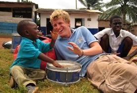 Sociaal vrijwilligerswerk met kinderen in het buitenland:Door sociaal vrijwilligerswerk te doen in Ghana kun je een bijdrage leveren aan de zorg en dagopvang van kinderen. Door sociaal vrijwilligerswerk te doen in Ghana kun je een bijdrage leveren aan de zorg en dagopvang van kinderen.
