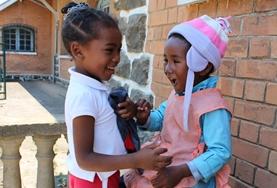 Sociaal vrijwilligerswerk met kinderen in het buitenland:In het Early Childhoop Development Centre in Andasibe is jouw hulp als vrijwilliger zeer welkom bij de zorg en educatie van de kinderen. In het Early Childhoop Development Centre in Andasibe is jouw hulp als vrijwilliger zeer welkom bij de zorg en educatie van de kinderen.