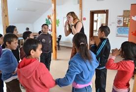 Sociaal vrijwilligerswerk met kinderen in het buitenland:Speel educatieve spelletjes met kinderen tijdens een sociaal project in Roemenië. Speel educatieve spelletjes met kinderen tijdens een sociaal project in Roemenië.