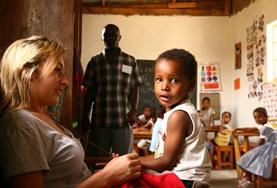 Vrijwilligerswerk en stage in Tanzania:Een vrijwilliger werkt met kinderen in een dagopvangcentrum in Tanzania. Een vrijwilliger werkt met kinderen in een dagopvangcentrum in Tanzania.
