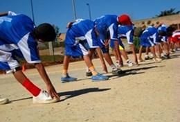 Vrijwilligerswerk in Sri Lanka:Vrijwilligers op het atletiek project in Sri Lanka helpen bij het voorbereiden van de lessen en de warming-up. Vrijwilligers op het atletiek project in Sri Lanka helpen bij het voorbereiden van de lessen en de warming-up.