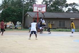 Sport projecten in het buitenland:Vrijwilligers nemen zelf ook deel aan een potje basketbal tijdens hun verblijf in hett buitenland. Vrijwilligers nemen zelf ook deel aan een potje basketbal tijdens hun verblijf in hett buitenland.