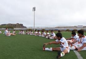 Community sport vrijwilligersproject in het buitenland:Een sport vrijwilliger in Ecuador geef voetballessen aan kinderen. Een sport vrijwilliger in Ecuador geef voetballessen aan kinderen.