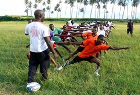 Sport projecten in het buitenland:Een rugby vrijwilliger helpt bij de training van lokale spelers. Een rugby vrijwilliger helpt bij de training van lokale spelers.