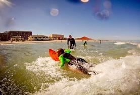 Sport projecten in het buitenland:Als vrijwilliger op een surf project in het buitenland coach je de lokale jeugd tijdens hun surflessen. Als vrijwilliger op een surf project in het buitenland coach je de lokale jeugd tijdens hun surflessen.