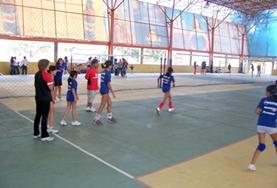 Vrijwilligerswerk in Bolivia:Vrijwilligers spelen mee met het lokale team tijdens een volleybalwedstrijd in Bolivia. Vrijwilligers spelen mee met het lokale team tijdens een volleybalwedstrijd in Bolivia.