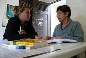 Vrijwilligerswerk in Costa Rica:Een lokale onderwijzer leert jou Spaans tijdens een taalcursus in Costa Rica. Een lokale onderwijzer leert jou Spaans tijdens een taalcursus in Costa Rica.