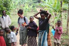 Vrijwilligerswerk en stage in Tanzania:Het is gemakkelijker communiceren met de lokale bevolking in Tanzania als je je Engels verbeterd hebt door middel van een taalcursus. Het is gemakkelijker communiceren met de lokale bevolking in Tanzania als je je Engels verbeterd hebt door middel van een taalcursus.
