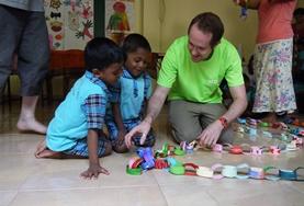 Twintigersreizen – groepsreizen met vrijwilligerswerk voor jongvolwassenen:Door educatieve spelletjes te spelen en te knutselen met de kinderen kun jij een bijdrage leveren tijdens deze groepsreis voor vrijwilligers naar Sri Lanka. Door educatieve spelletjes te spelen en te knutselen met de kinderen kun jij een bijdrage leveren tijdens deze groepsreis voor vrijwilligers naar Sri Lanka.
