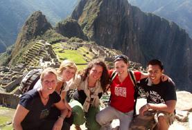 Groepsreizen Bouw & Samenlevingsproject:Een groep doet vrijwilligerswerk op het archeologie project in Peru. Een groep doet vrijwilligerswerk op het archeologie project in Peru.