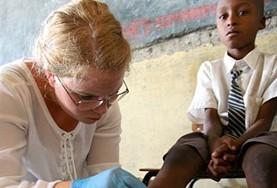 Groepsreizen Gezondheidszorgproject:Help mijn bij de verzorging van wondjes tijdens de gezondheidszorg groepsreis voor vrijwilligers naar Kenia. Help mijn bij de verzorging van wondjes tijdens de gezondheidszorg groepsreis voor vrijwilligers naar Kenia.