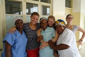 Groepsreizen Gezondheidszorgproject:Een vrijwilliger van een groepsreis werkt samen met lokale verpleegkundigen in Tanzania. Een vrijwilliger van een groepsreis werkt samen met lokale verpleegkundigen in Tanzania.