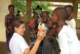 Groepsreizen op maat, Sociale zorg & Lesgeven:Een vrijwilliger van de groepsreis naar Ghana speelt met de lokale kinderen. Een vrijwilliger van de groepsreis naar Ghana speelt met de lokale kinderen.