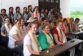 Groepsreizen op maat, Sociale zorg & Lesgeven:Een groep vrijwilligers in Sri Lanka bezoekt een school. Een groep vrijwilligers in Sri Lanka bezoekt een school.