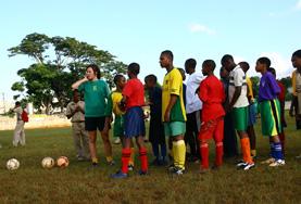 Groepsreizen Sport project:Als groep vrijwilligers kun je op het sport project in Jamaica helpen bij het geven van voetbaltraining. Als groep vrijwilligers kun je op het sport project in Jamaica helpen bij het geven van voetbaltraining.